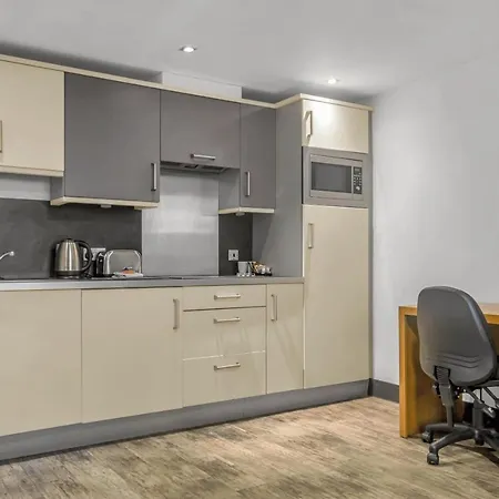 Roomzzz Leeds West Лідс