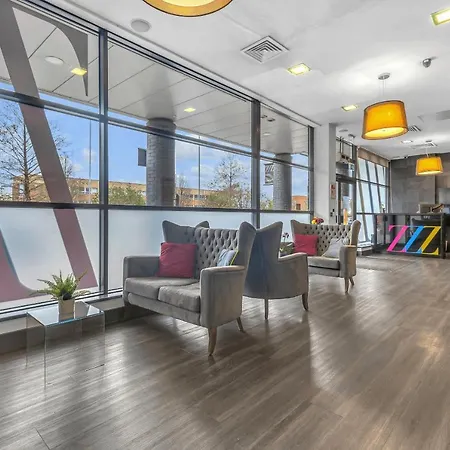 Апарт-готель Roomzzz Leeds West 4*