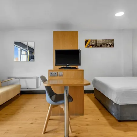 Апарт-готель Roomzzz Leeds West Лідс