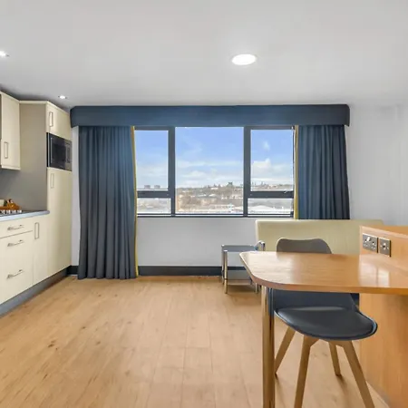Апарт-готель Roomzzz Leeds West 4*