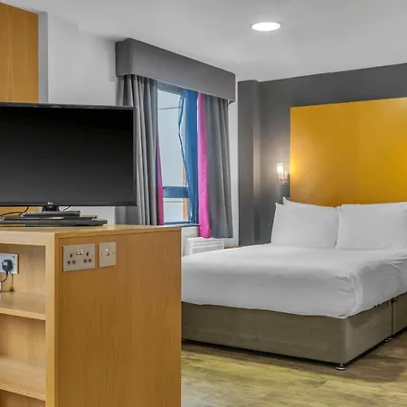 Roomzzz Leeds West Апарт-готель 4*