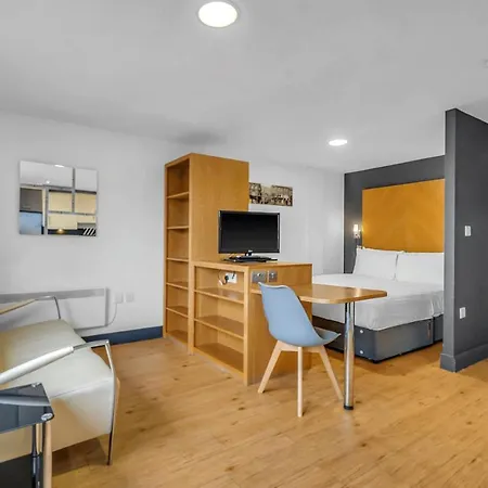 Roomzzz Leeds West Лідс