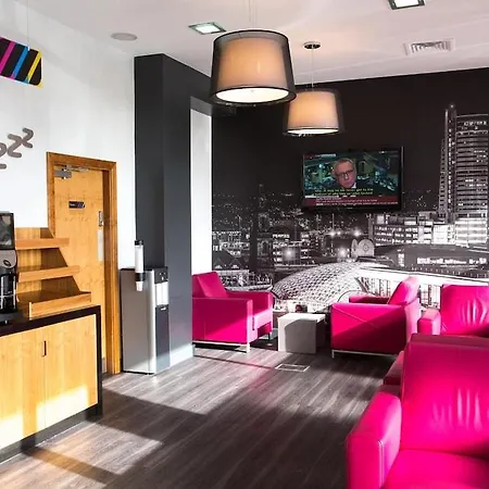 Roomzzz Leeds West 4* Лідс