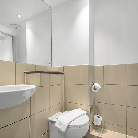 Roomzzz Leeds West Лідс