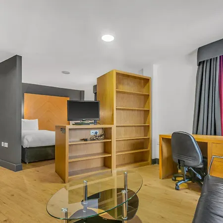 Roomzzz Leeds West Лідс