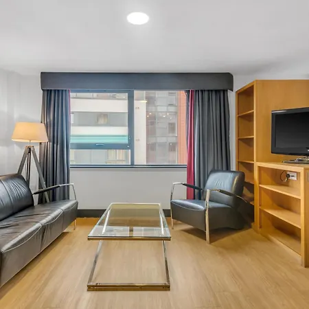 Roomzzz Leeds West Апарт-готель
