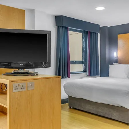 Roomzzz Leeds West