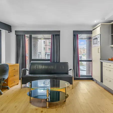 Апарт-готель Roomzzz Leeds West Лідс