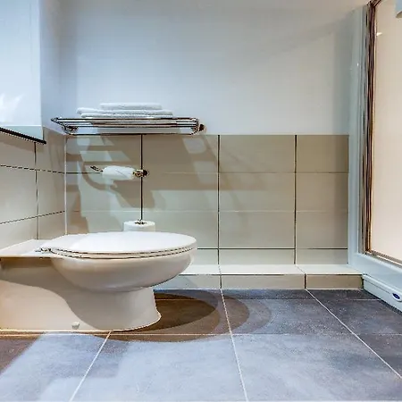 Roomzzz Leeds West Апарт-готель