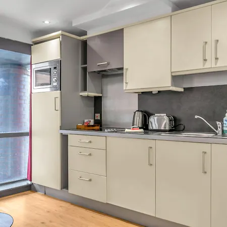 Roomzzz West Апарт-готель Лідс