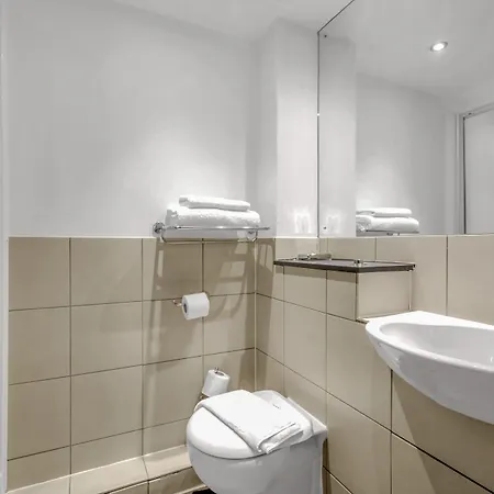 Roomzzz West Апарт-готель Лідс