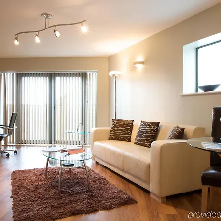 Апарт-готель Roomzzz Leeds West 4*