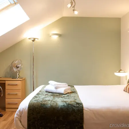 Roomzzz Leeds West Апарт-готель