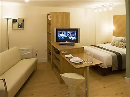 Roomzzz Leeds West