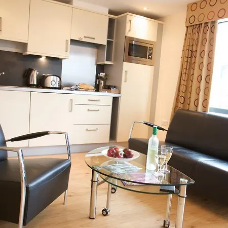 Roomzzz Leeds West