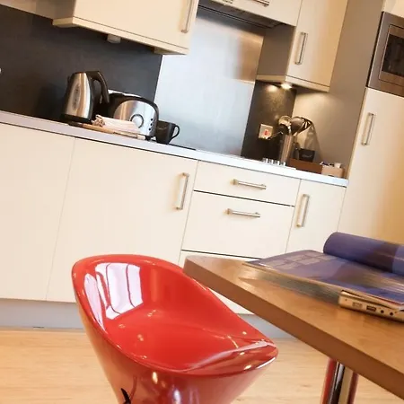 Roomzzz Leeds West Лідс