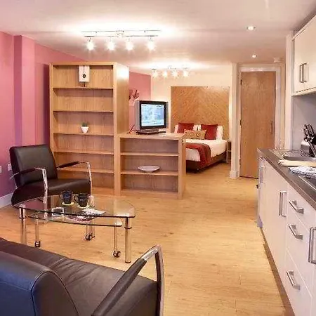 Roomzzz Leeds West Лідс
