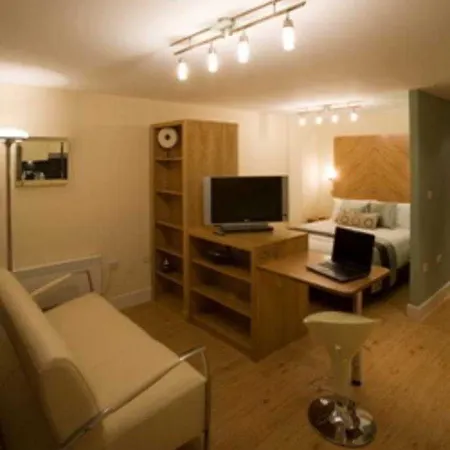 Roomzzz Leeds West