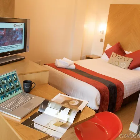 Roomzzz Leeds West Апарт-готель 4*
