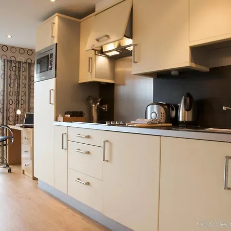 Roomzzz Leeds West Апарт-готель