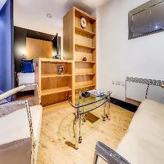 Roomzzz Leeds West Апарт-готель 4*