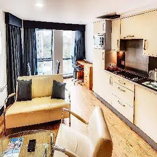 Roomzzz Leeds West Апарт-готель Лідс