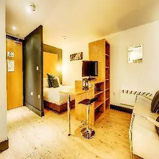 Roomzzz Leeds West Апарт-готель