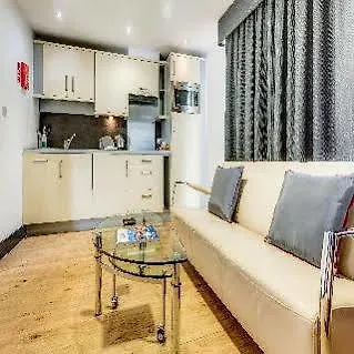 Апарт-готель Roomzzz Leeds West 4*