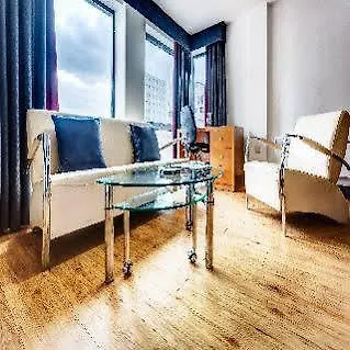 Апарт-готель Roomzzz Leeds West 4*