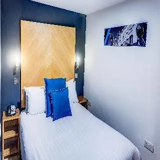 Roomzzz Leeds West Апарт-готель Лідс