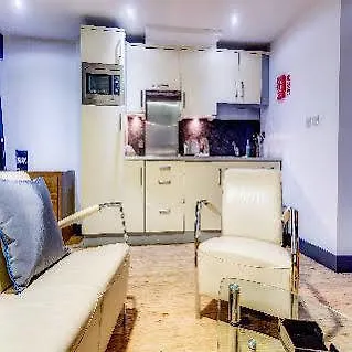 Roomzzz Leeds West 4*