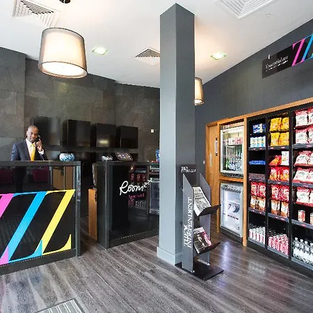 Roomzzz Leeds West Апарт-готель