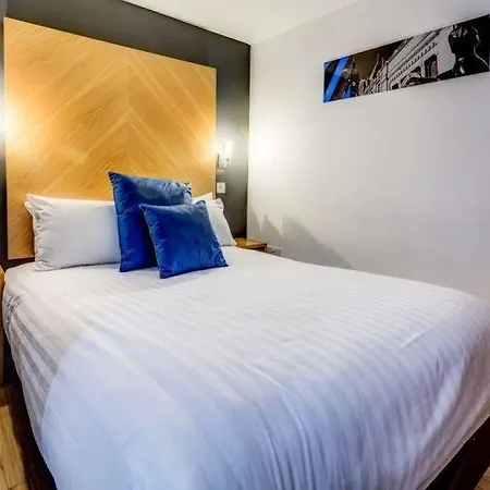 Roomzzz Leeds West Апарт-готель 4*