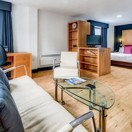 Roomzzz Leeds West Лідс