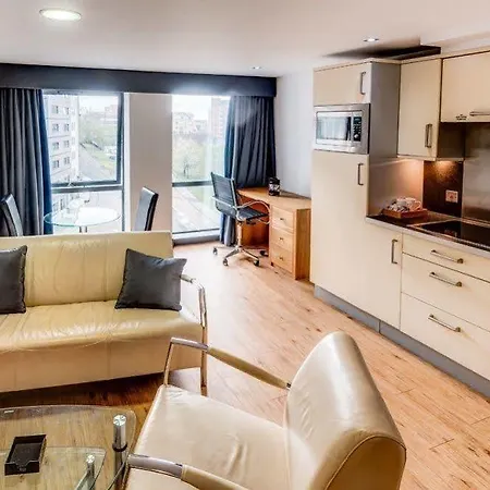 Roomzzz Leeds West
