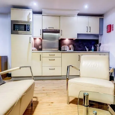 Roomzzz West Апарт-готель Лідс