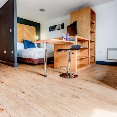Roomzzz Leeds West Апарт-готель 4*