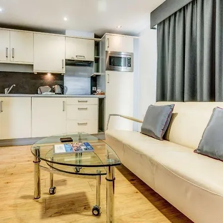 Roomzzz Leeds West Апарт-готель 4*