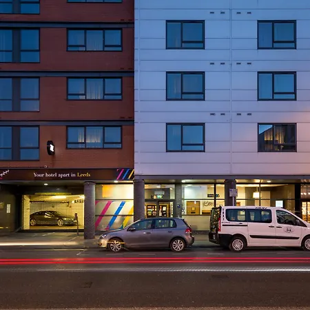 Roomzzz Leeds West Апарт-готель
