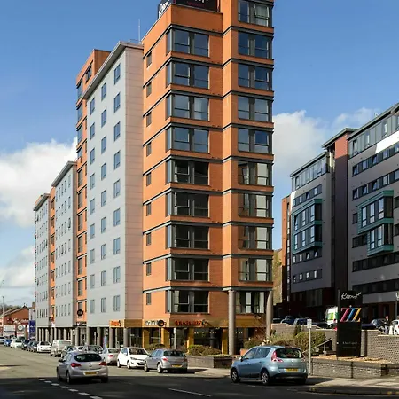 Roomzzz Leeds West Апарт-готель 4*