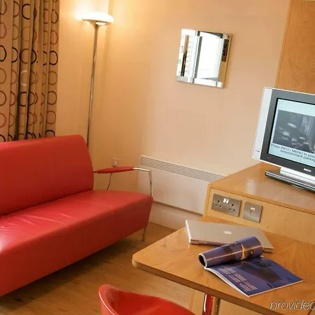 Roomzzz Leeds West Лідс