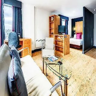 Roomzzz Leeds West Апарт-готель 4*