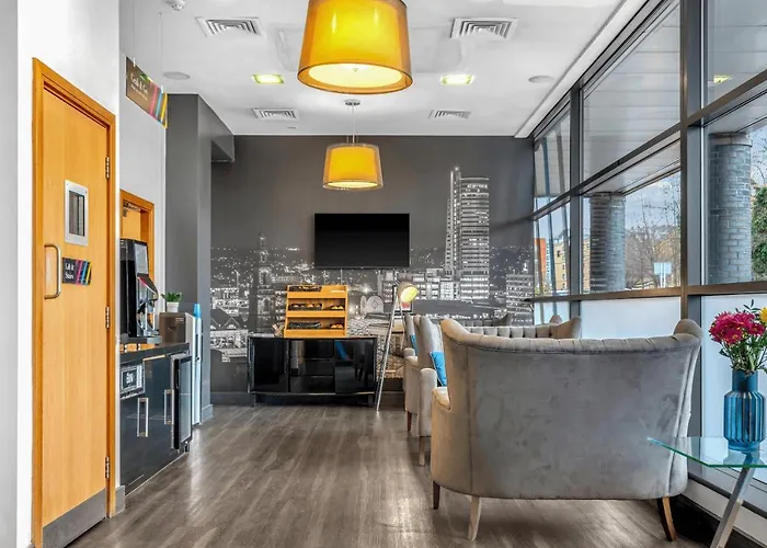 Roomzzz West 公寓式酒店