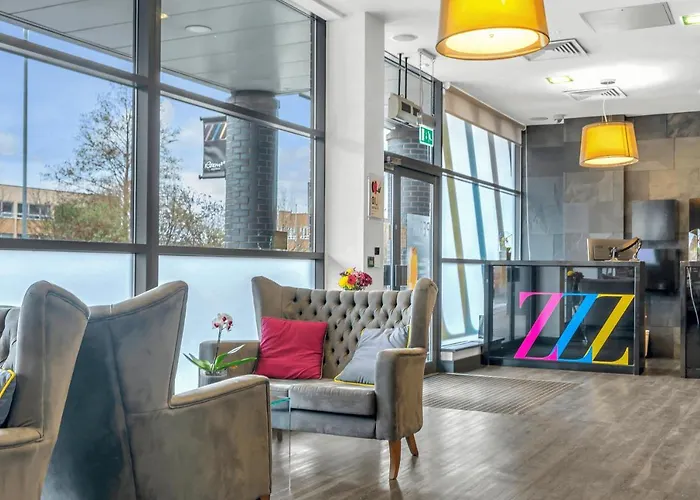 Roomzzz West 公寓式酒店