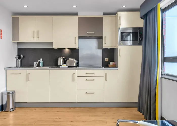 Roomzzz West 公寓式酒店