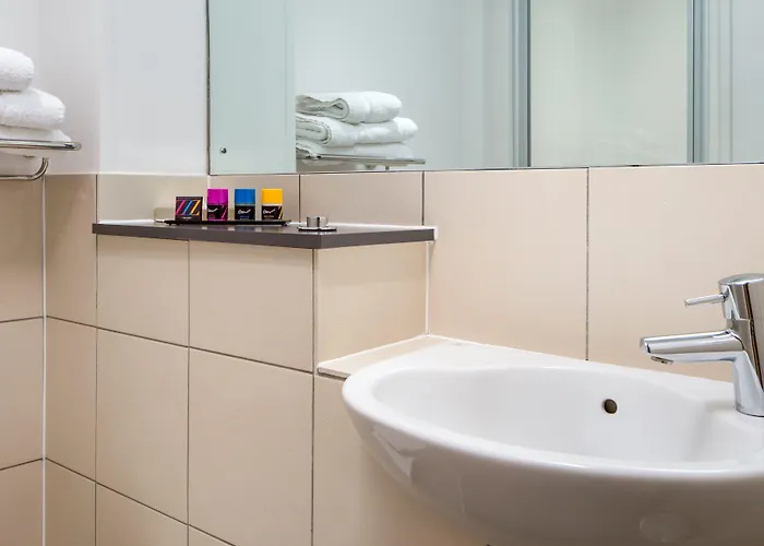 Roomzzz West 公寓式酒店