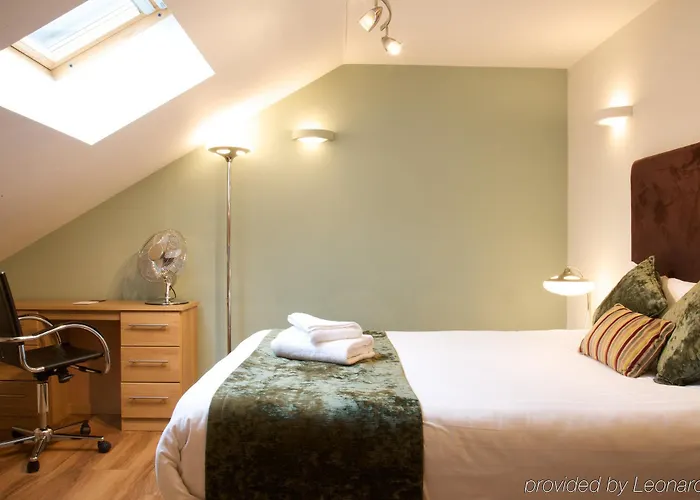 Roomzzz West 公寓式酒店