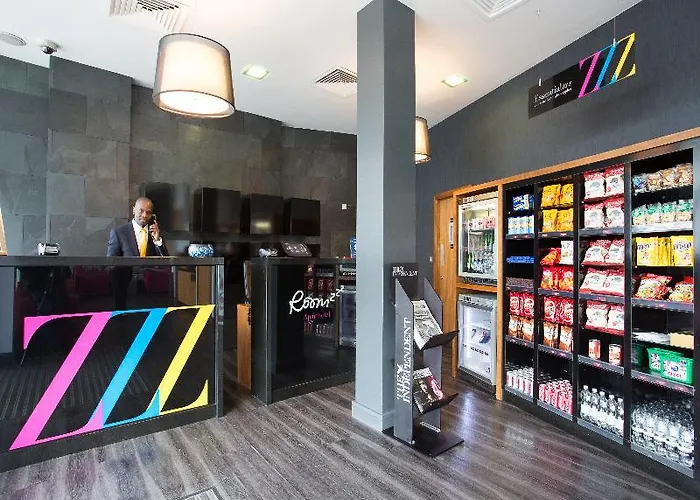 Roomzzz West 公寓式酒店