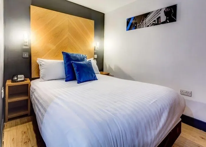 Roomzzz West 公寓式酒店 4*