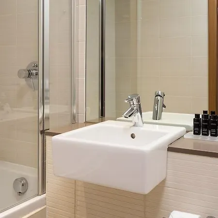 Roomzzz Leeds West 4*